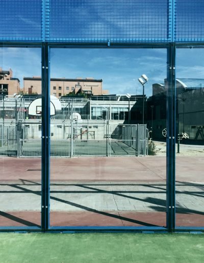 Solución tras la reposición de un cristal en un centro deportivo al aire libre