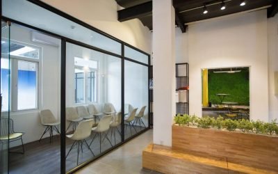 Soluciones de cristal para divisiones de espacios en oficinas