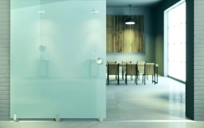 Puertas de cristal correderas o abatibles: cuál elegir para cada espacio
